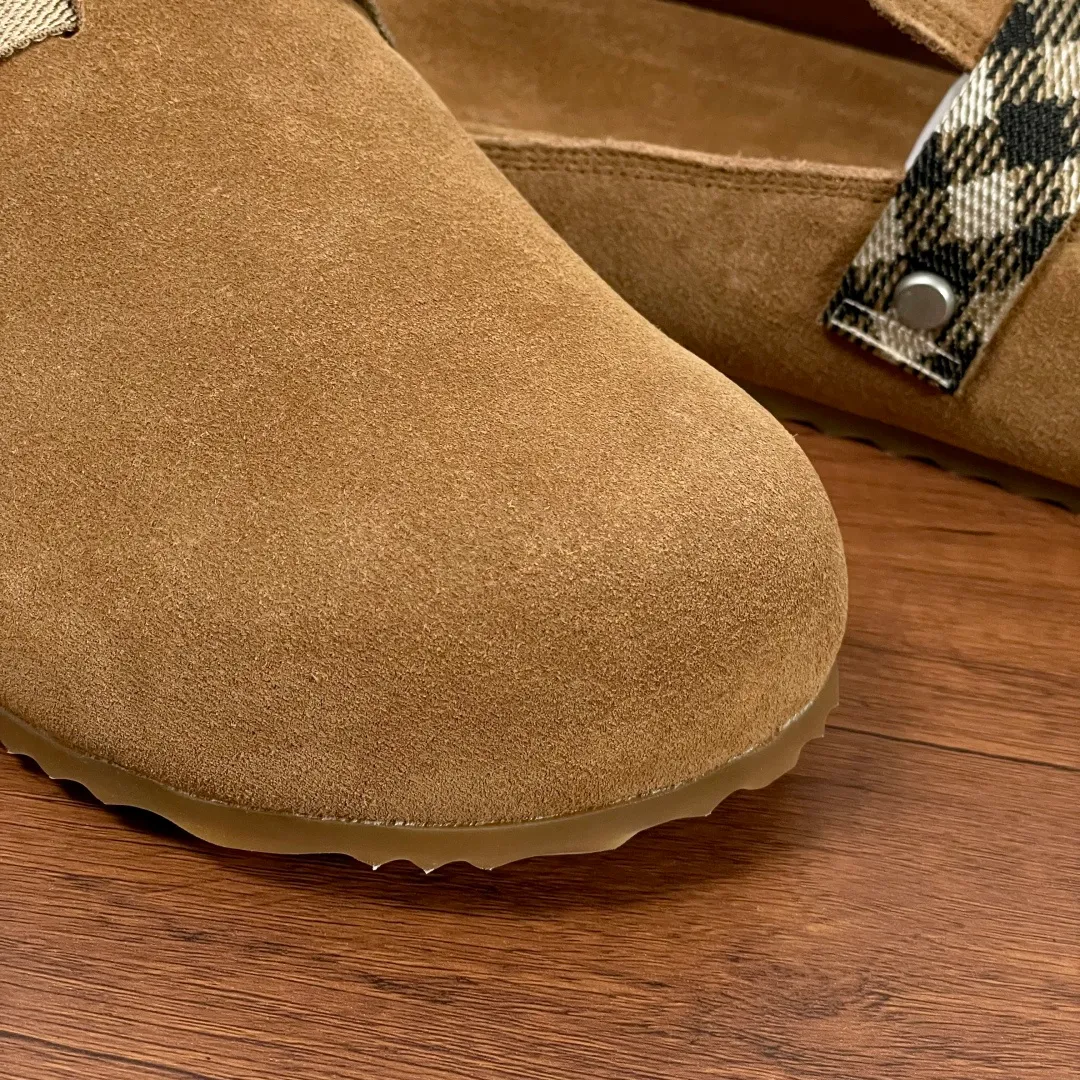 Men's Men's Shoes 💰340【New Style】🐝🐝Burberry New Burberry - Men's Checked Leather Urchin Half-Flop Sandal Made of soft suede cowhide and calfskin, these half-flop sandals feature an adjustable B-shaped buckle strap and are decorated with the signature sand-colored Burberry check in jacquard worsted. The upper wraps around the midsole and is paired with a sole made of the same upper material with an embossed logo on the heel and a wavy rubber outsole embellished with the Burberry lettering. Fashionable and casual! Comes with full set of original packaging dust bag! Code number: 39-40-41-42-43-44 standard code (38/45 can be customized and returns and exchanges are not supported)
